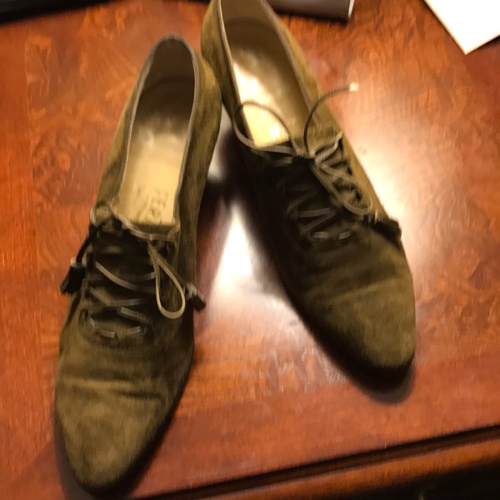 Ferragamo green suede tie heel